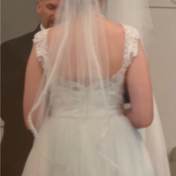 David's Bridal Cream Sleeveless Scoop Neck Wedding Gown AND veil - Picture 6 of 10